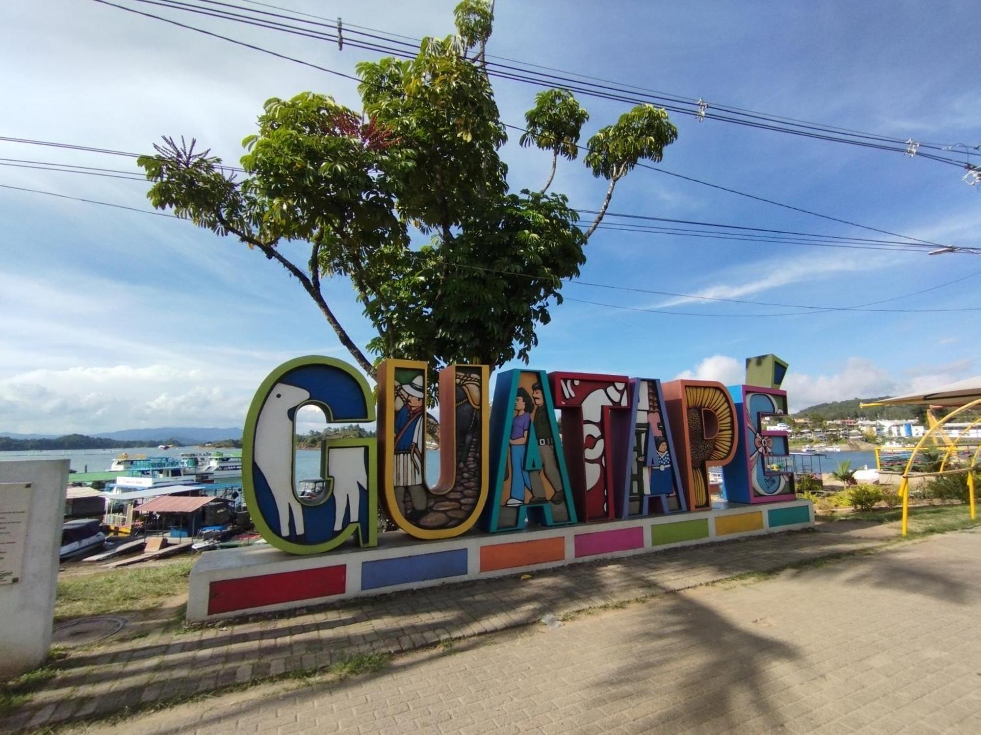 Aptos Plaza Principal, Con Y Sin Vista Al Embalse, Frente Autobus, A 8 Minutos De La Piedra Del Penol, Todo Cerca!!! Guatapé エクステリア 写真